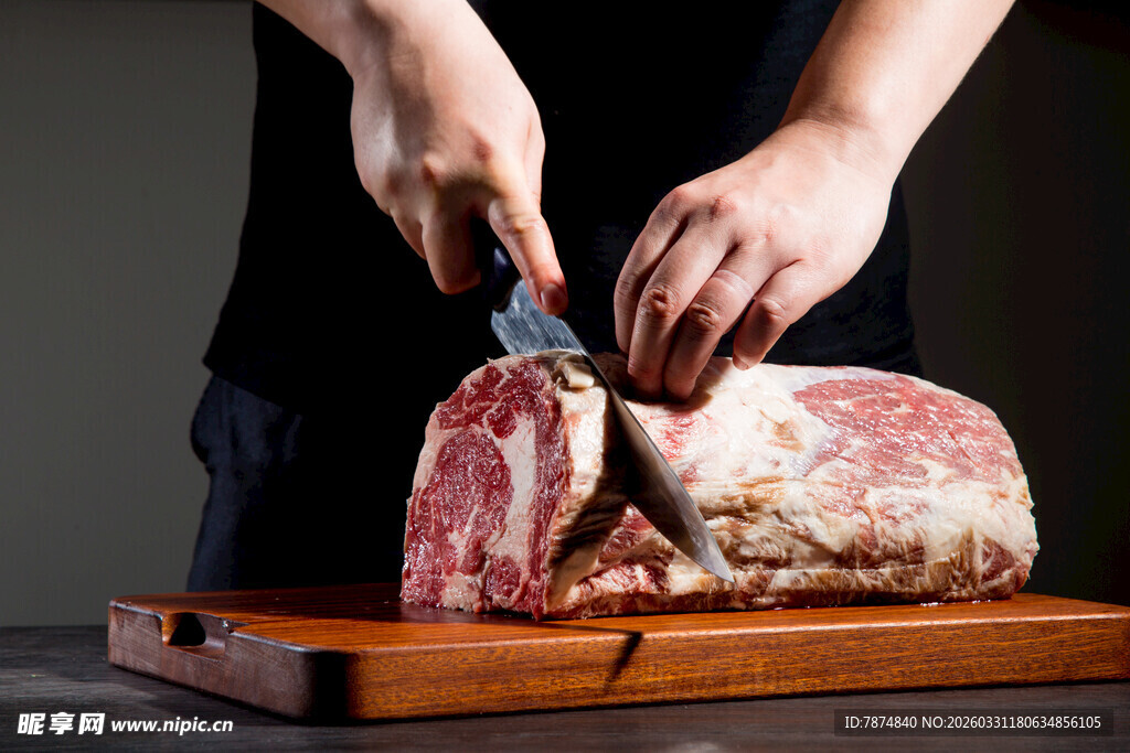 厨师切生肉于案板上