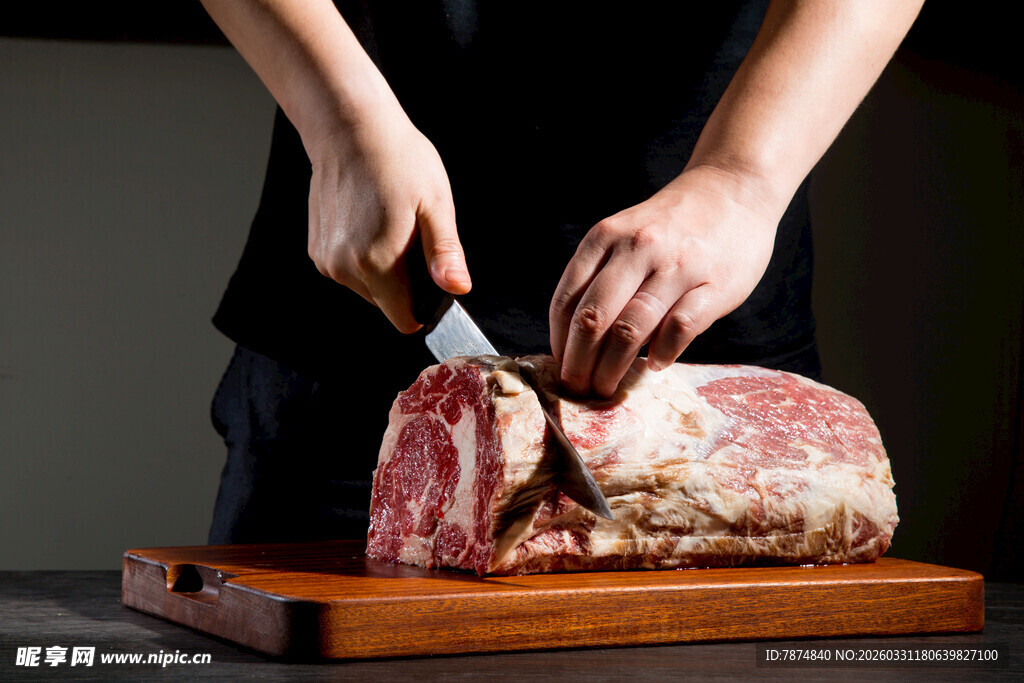 厨师切分大块生肉