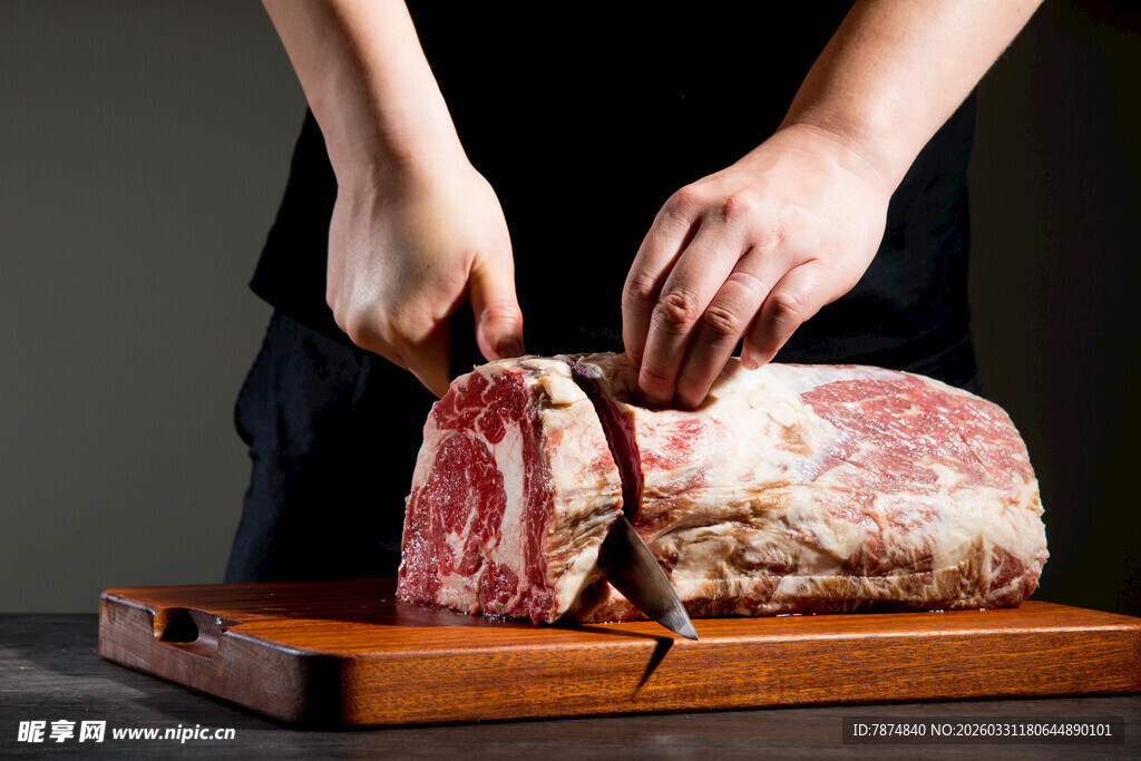 厨师切生肉场景