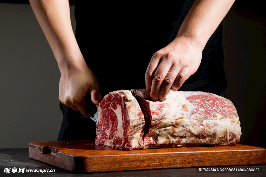 厨师切分新鲜大块猪肉