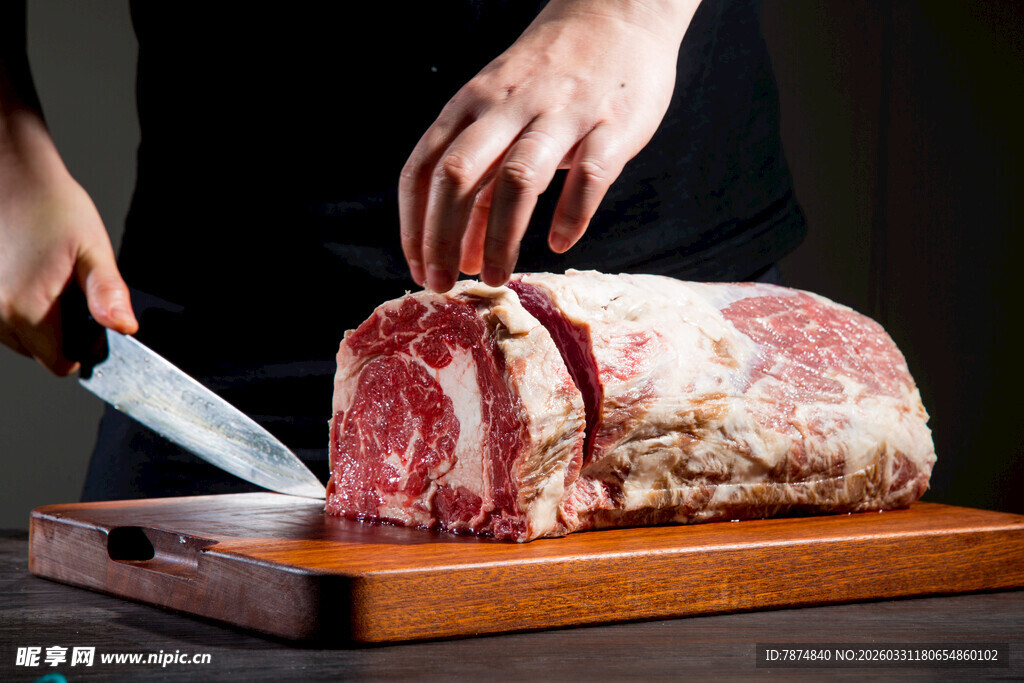 厨师切割厚实新鲜牛肉