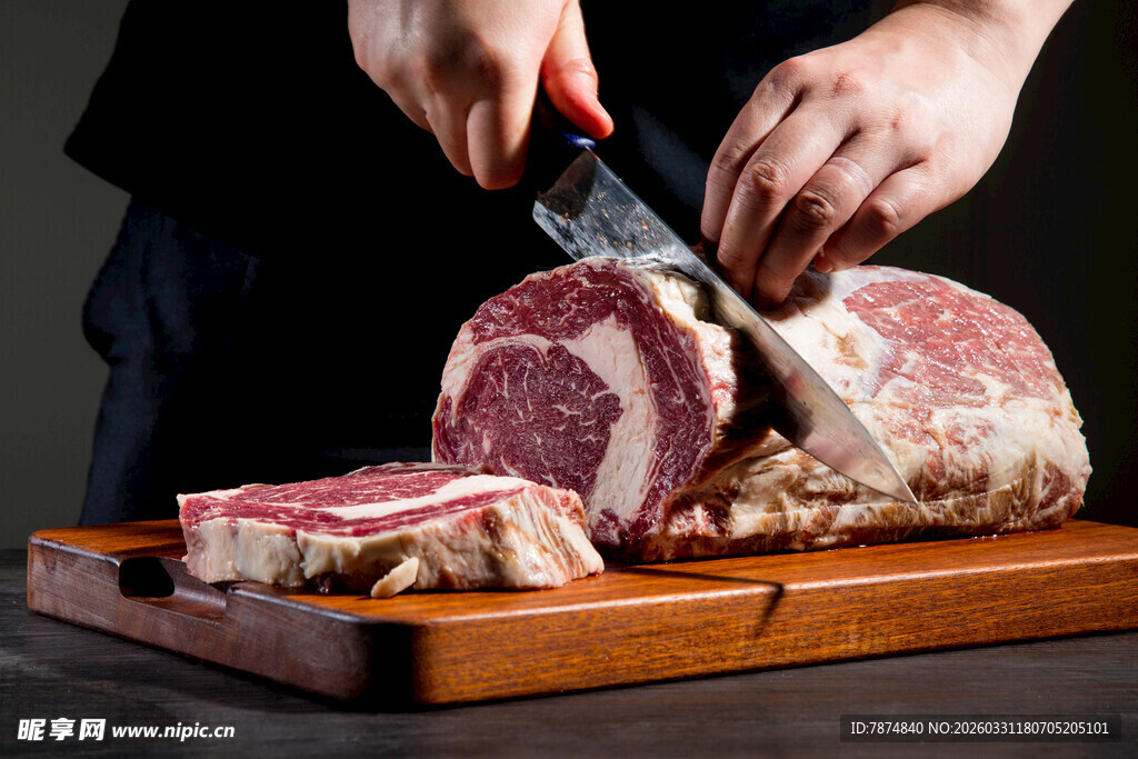厨师切新鲜大块牛肉