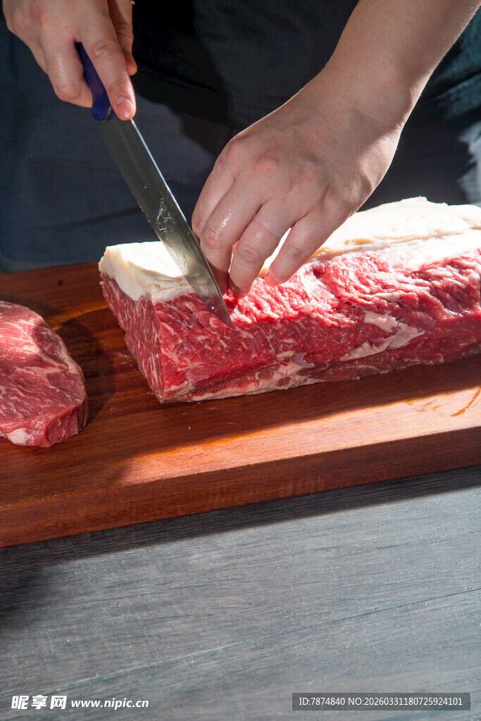 厨师切新鲜牛肉