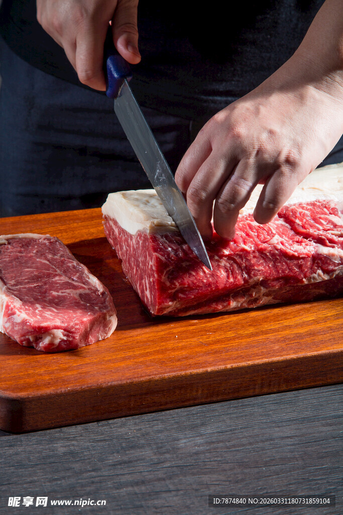 厨师切新鲜牛肉