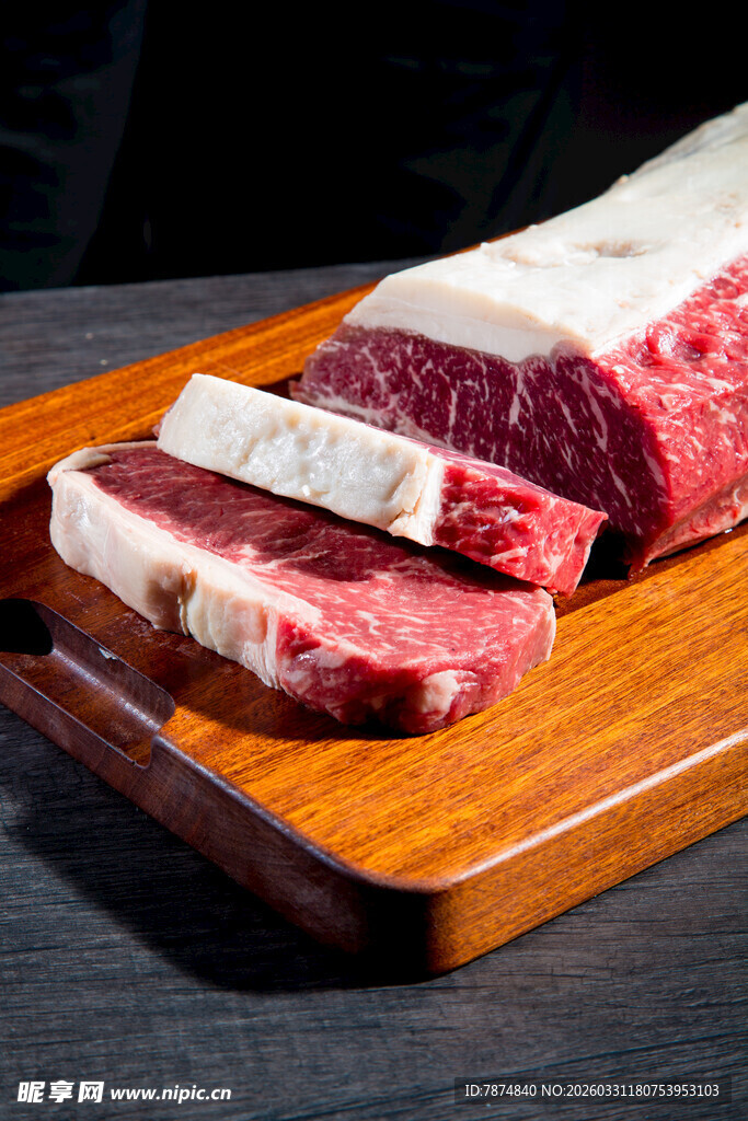 新鲜牛肉切片置于木砧板
