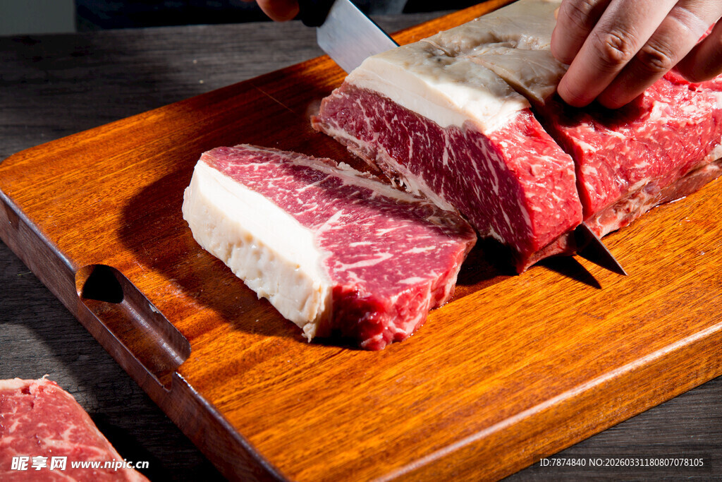 新鲜牛肉切块展示