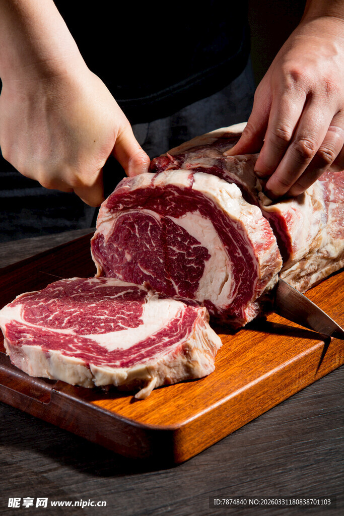 手切美味牛排特写