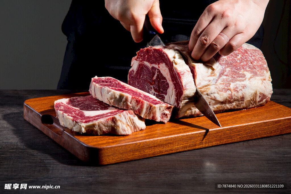 切分新鲜牛排的精彩瞬间