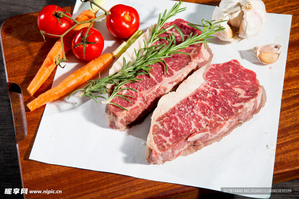 新鲜生牛肉与配菜组合