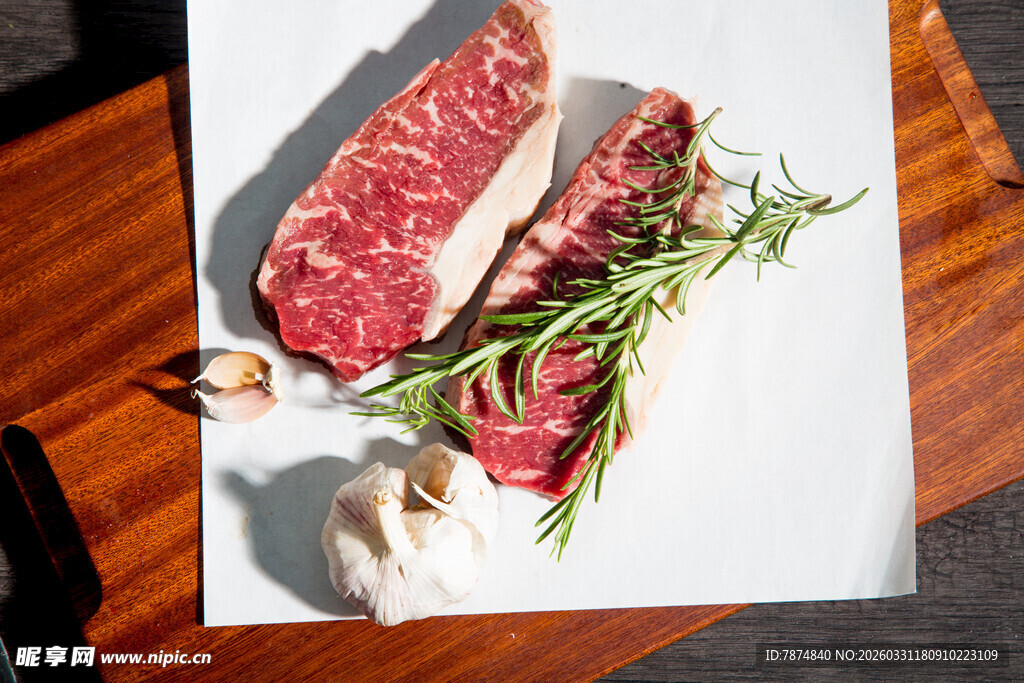 新鲜牛排配香草与大蒜