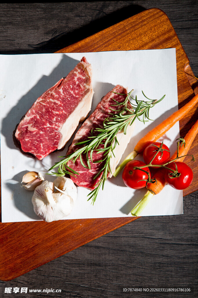 新鲜原切牛排与配菜组合