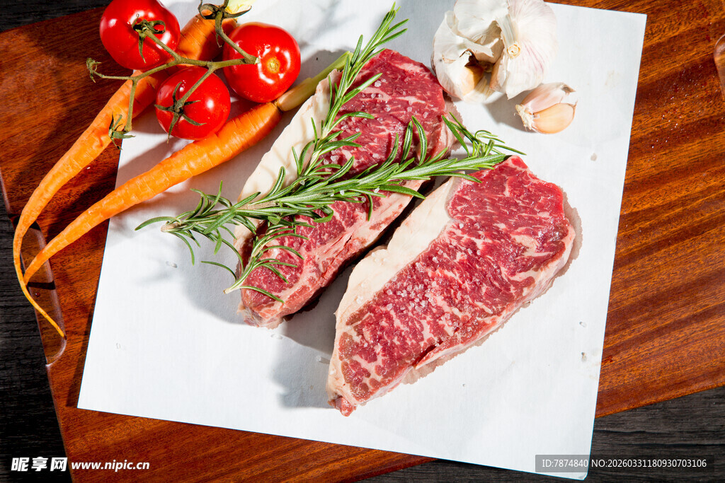 新鲜牛排搭配多彩蔬菜