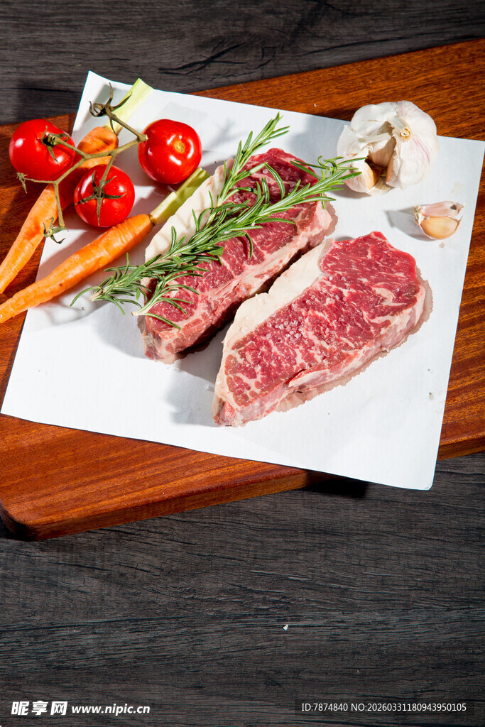 新鲜牛排搭配蔬菜摆盘