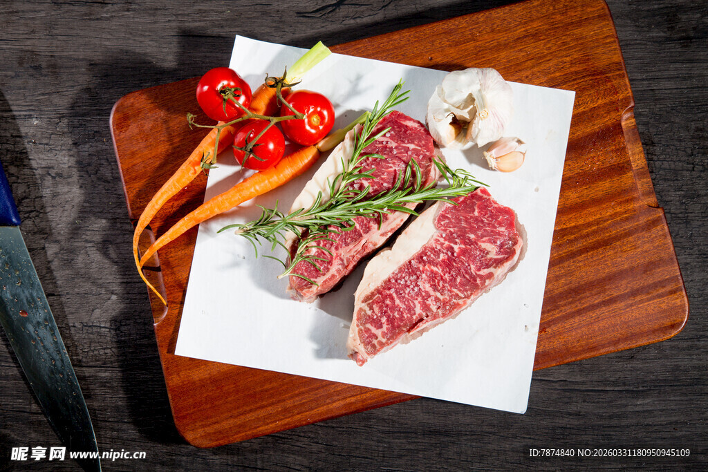 新鲜牛排配蔬菜摆盘