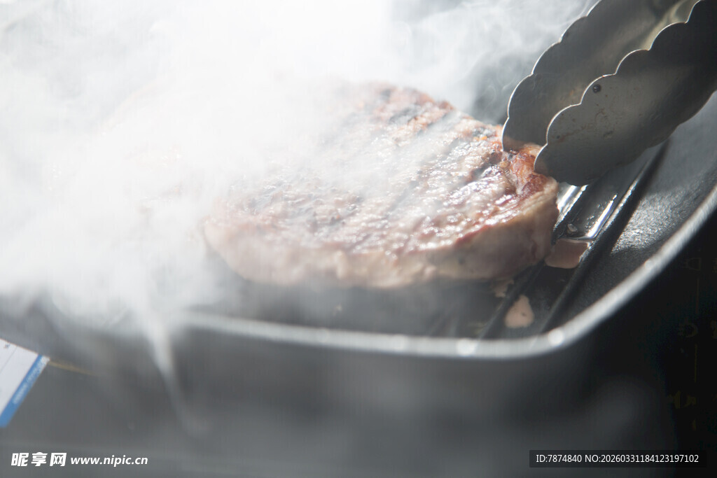 煎烤中的美味牛排