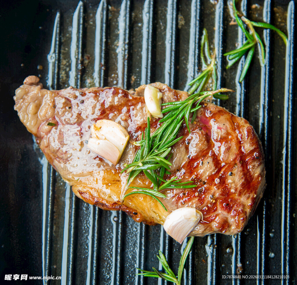 烤架上的美味牛排