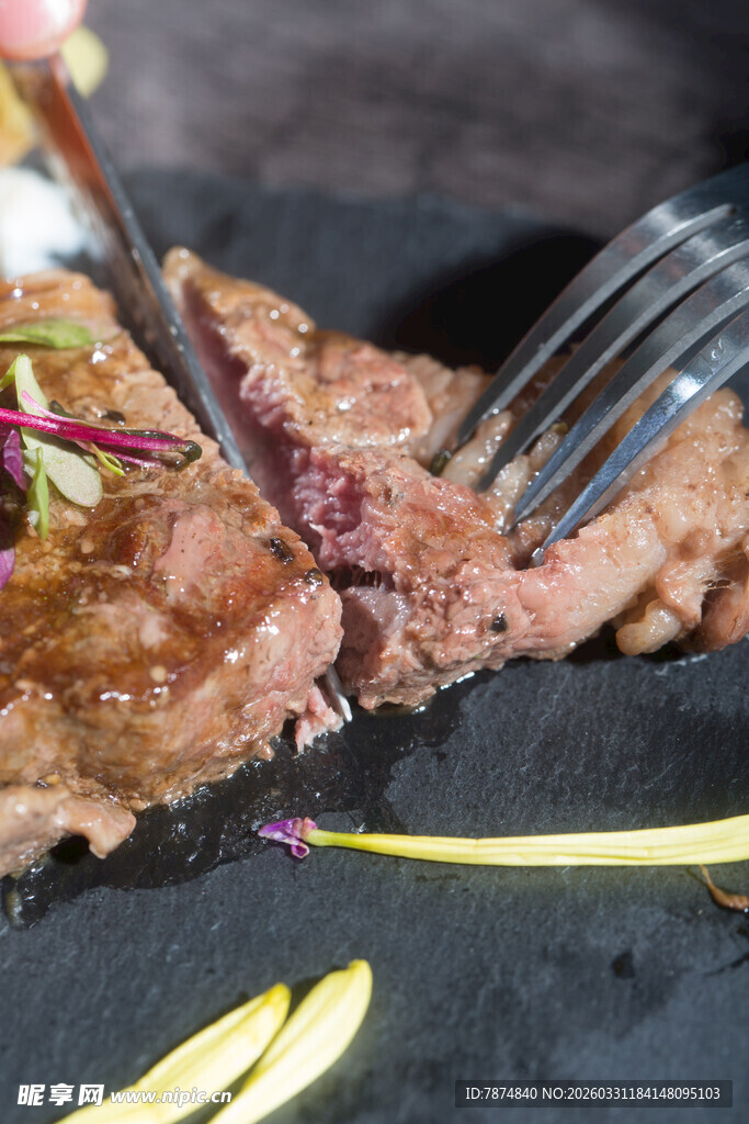 美味牛排切割瞬间