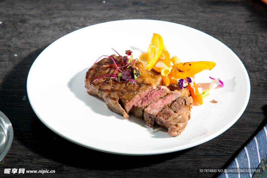 美味牛排配多彩配菜