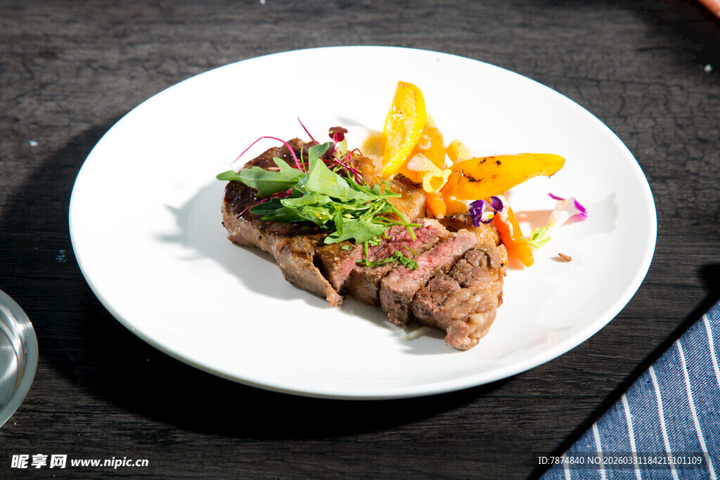 美味牛排配多彩蔬菜