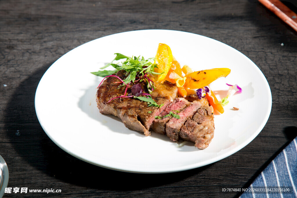 美味牛排配多彩蔬菜