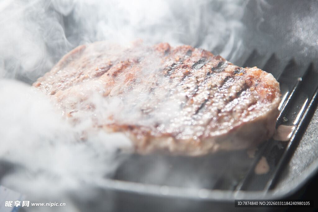 煎制中的美味牛排