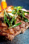 香煎牛排配新鲜香草