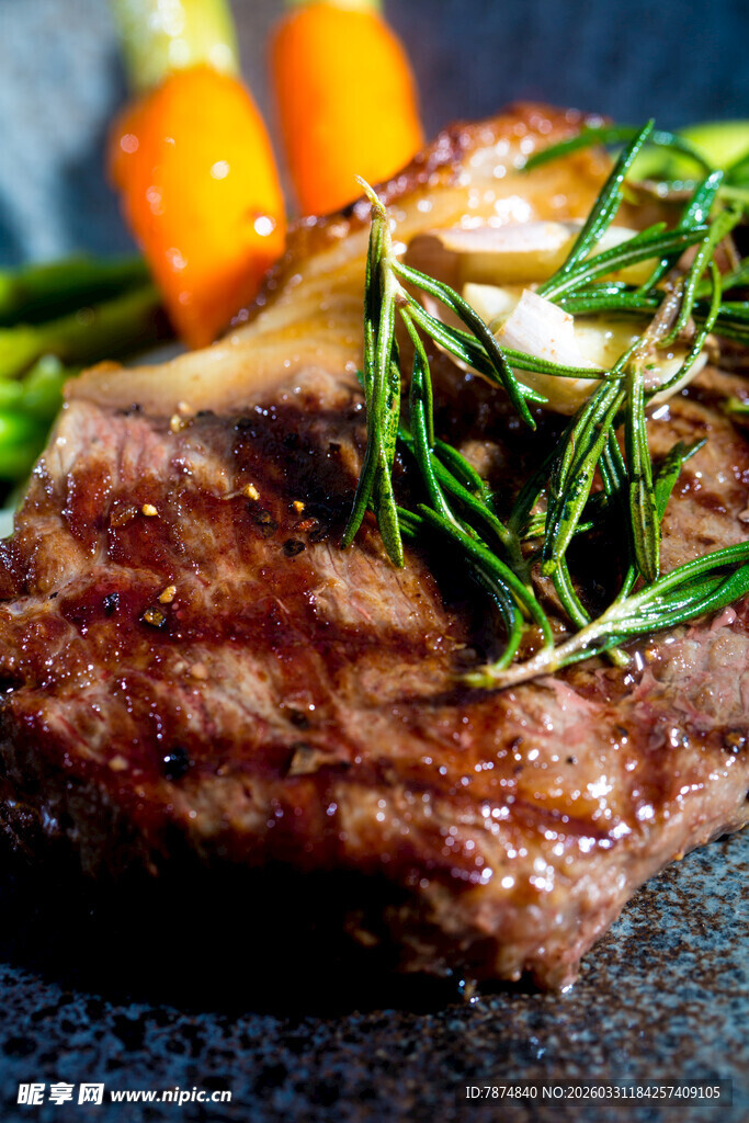 美味牛排配新鲜香草
