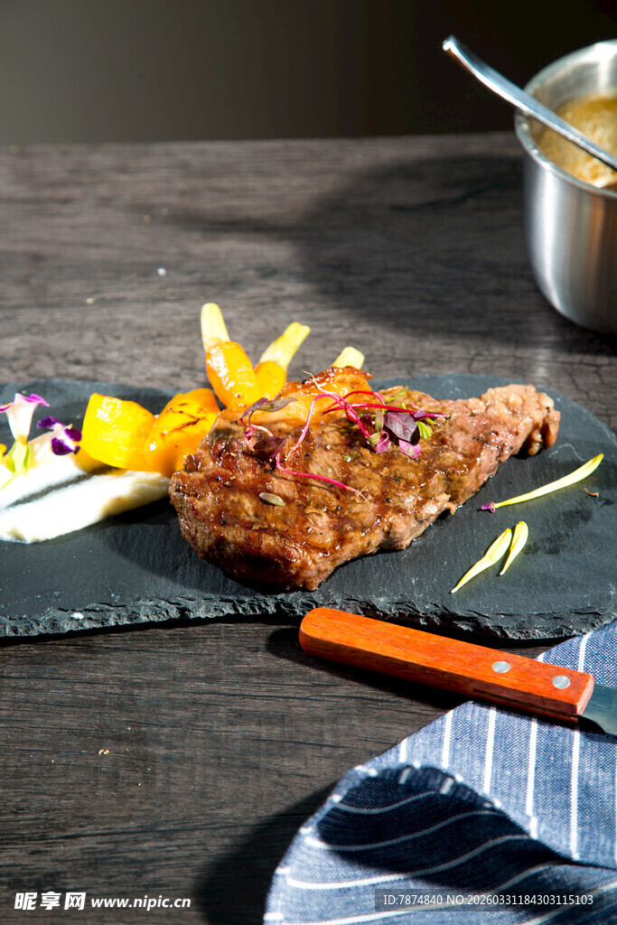 香煎牛排配多彩蔬菜