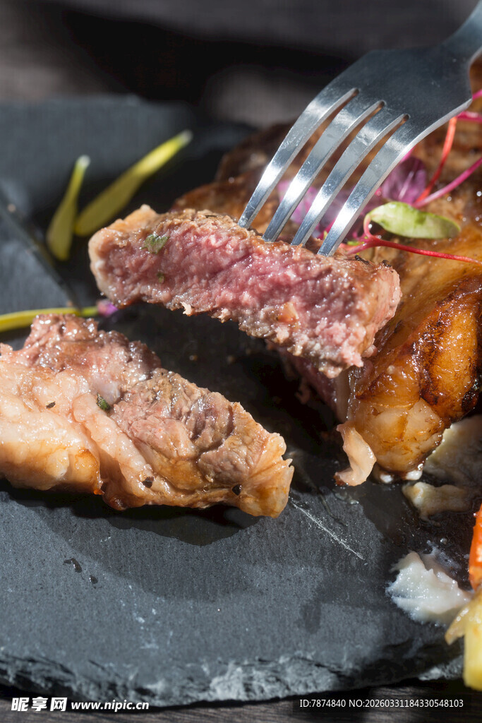 美味牛排搭配多彩配菜