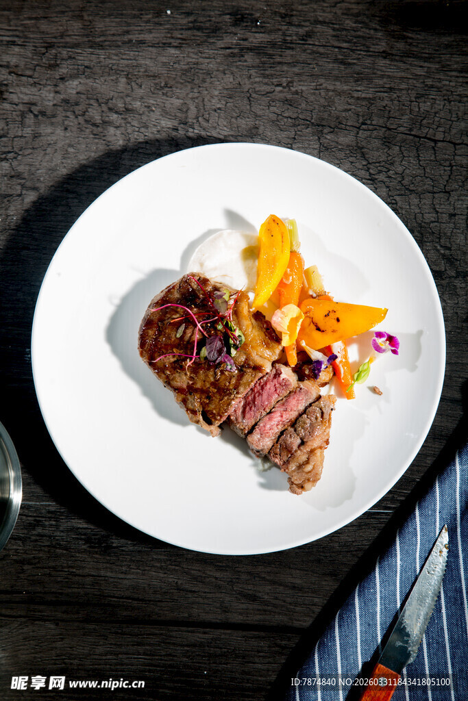 美味牛排配缤纷配菜