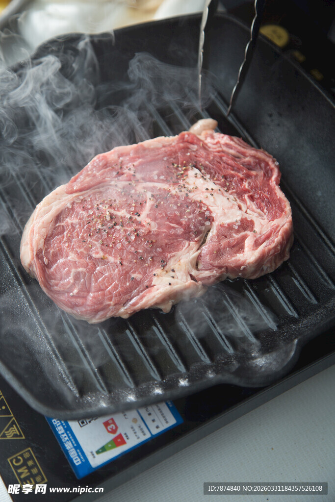 煎制中的鲜嫩牛排