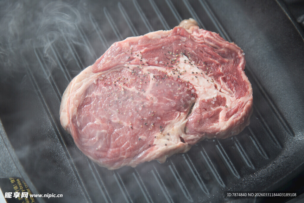 烤架上的鲜嫩牛排