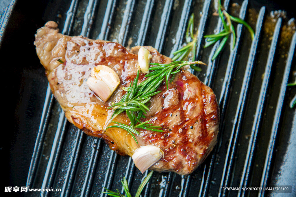 烤架上的美味牛排