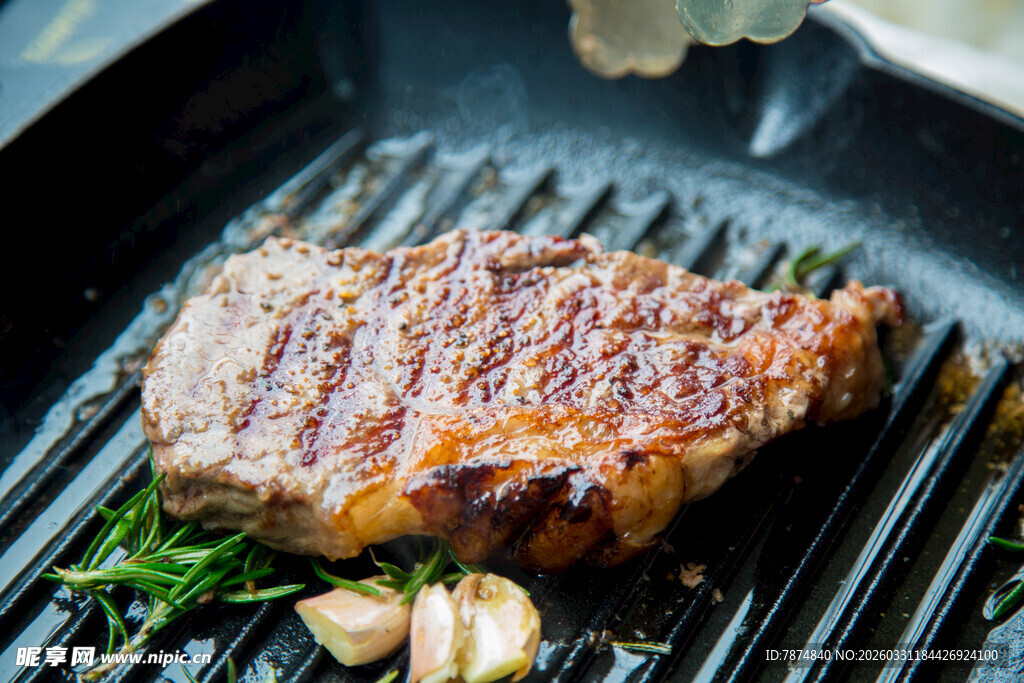 烤架上的美味牛排