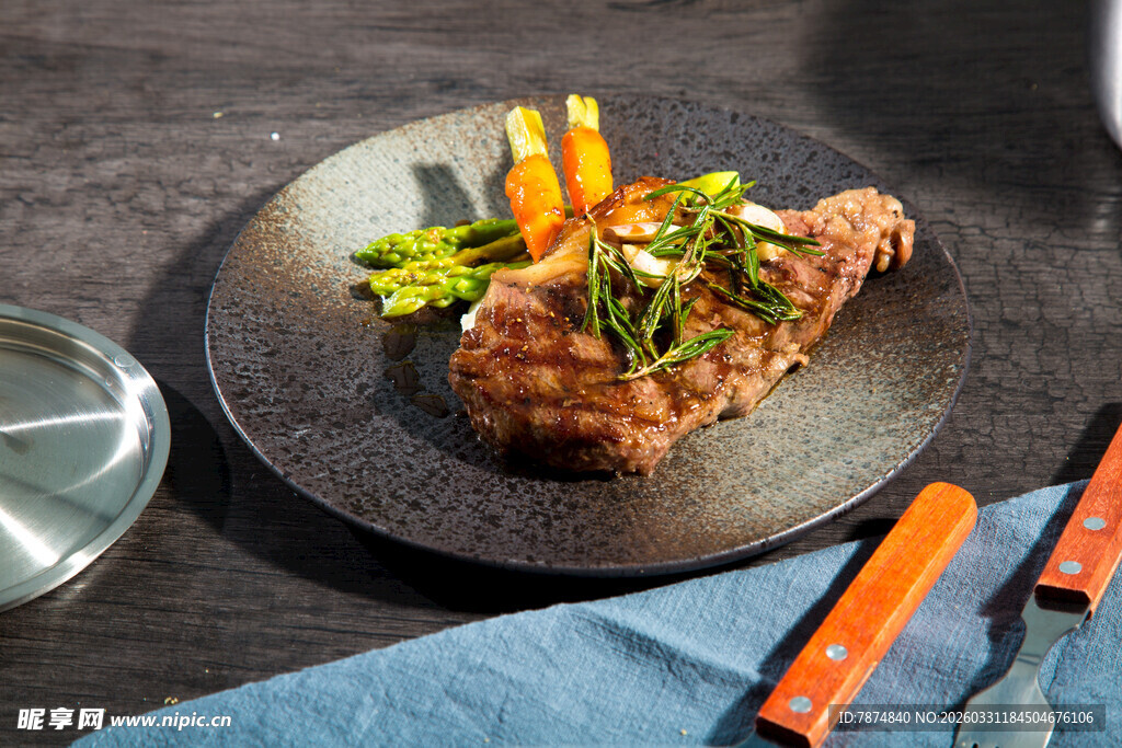 美味牛排配蔬菜摆盘