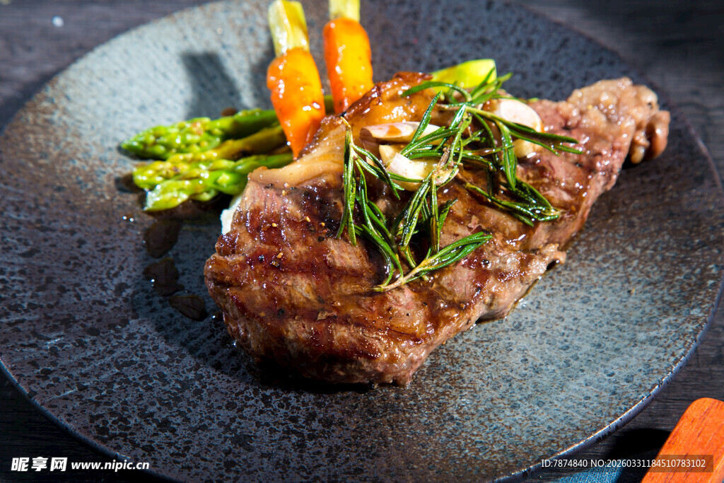 美味牛排配精致蔬菜