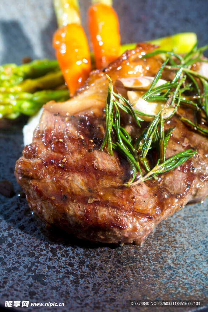 美味煎牛排配蔬菜香草