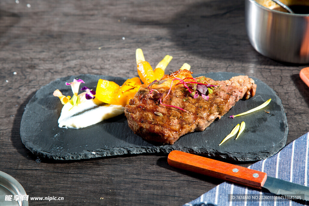 美味牛排摆盘精致