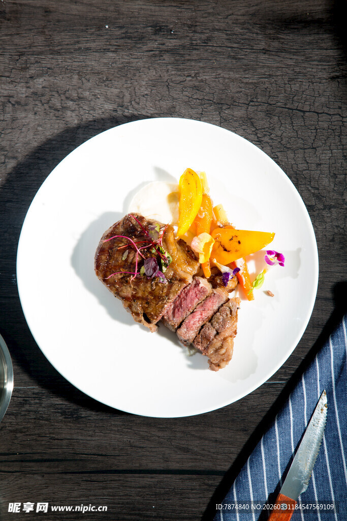 美味牛排摆盘精致