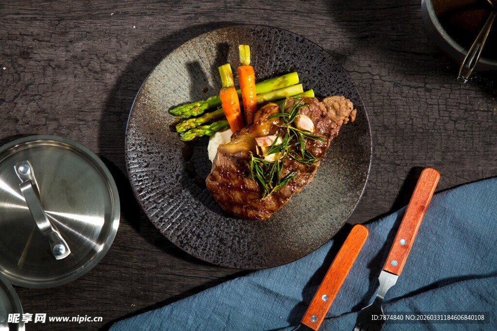 美味牛排配多彩蔬菜