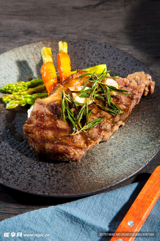 香煎牛排配时蔬摆盘精美