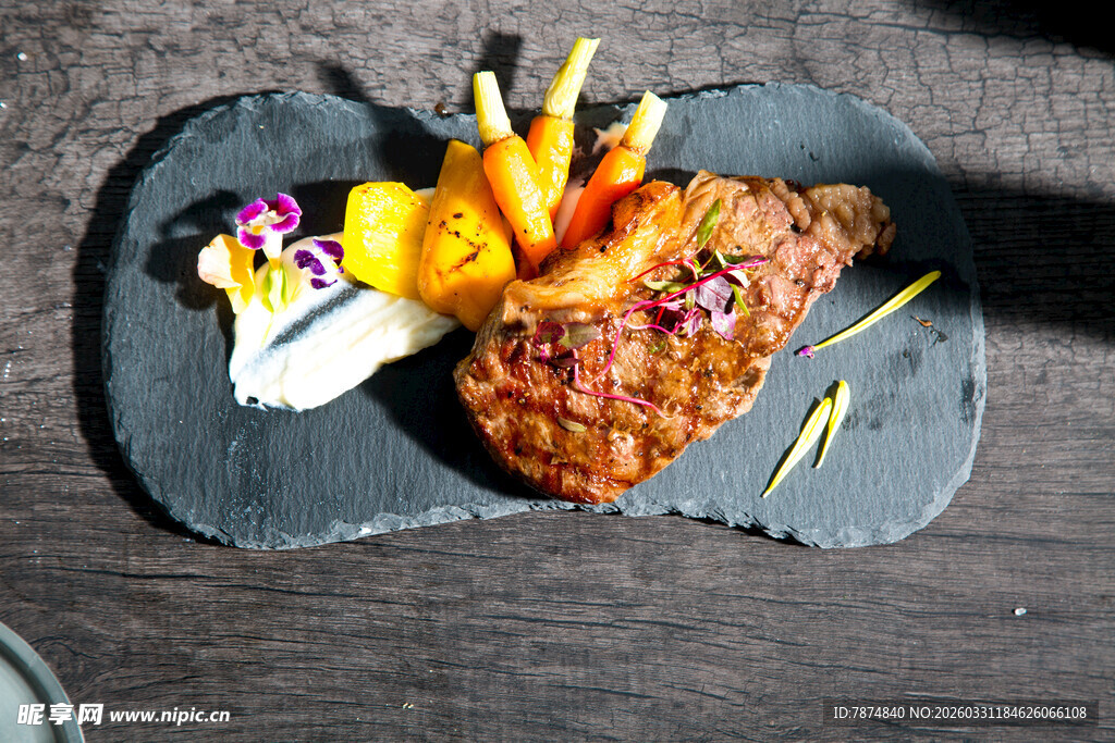 美味牛排摆盘精致