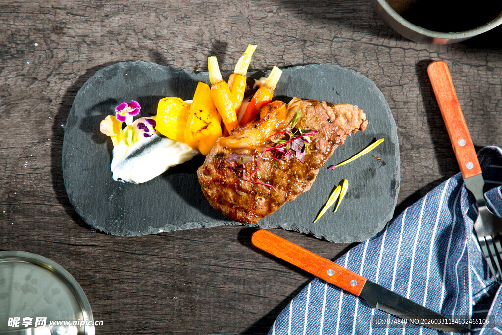 精致摆盘的美味烤肉