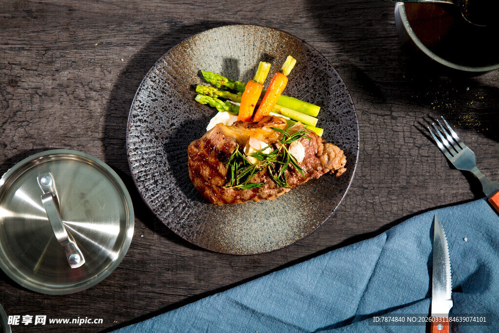 精致摆盘的美味牛排