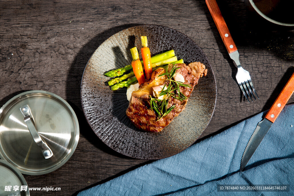 美味牛排配蔬菜摆盘