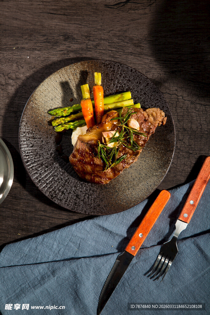 美味牛排佳肴佐新鲜蔬菜