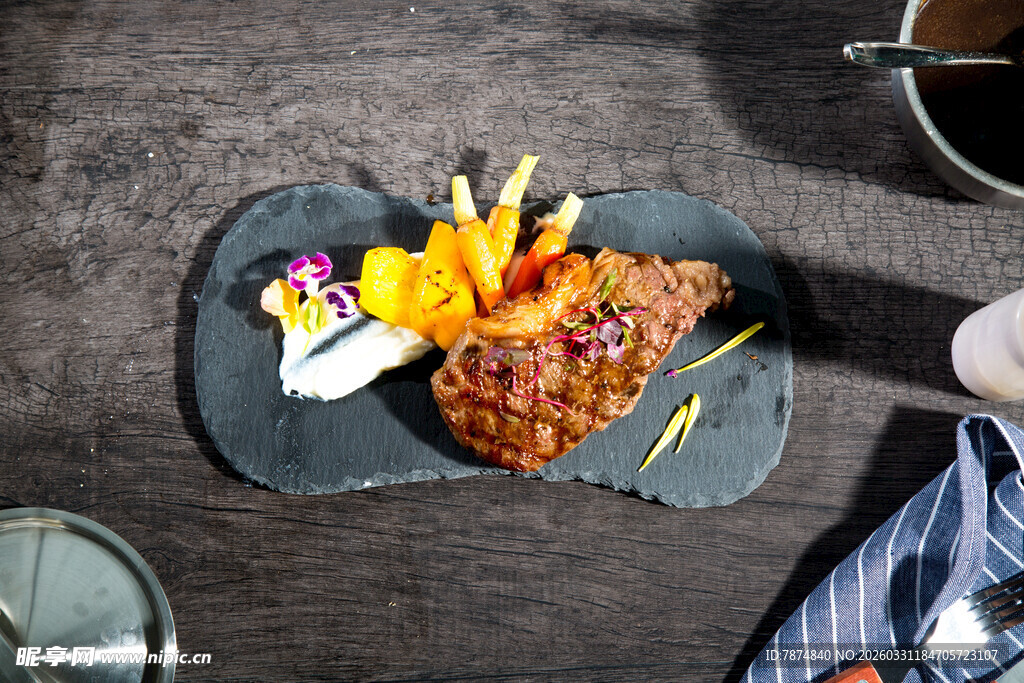 美味牛排配多样配菜