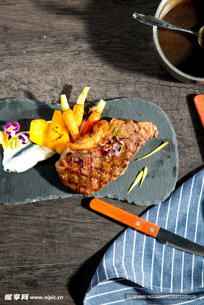 美味烤肉摆盘与精致配菜