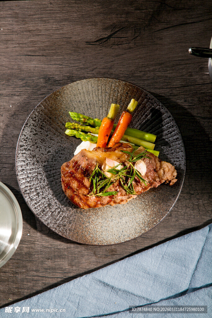 精致摆盘的美味牛排料理