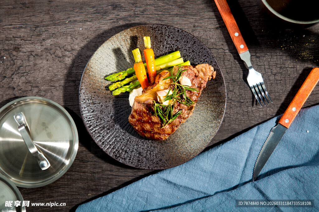 精致摆盘的美味牛排料理